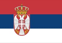 La bandera serbia contiene franjas horizontales del mismo grosor en el tradicional tricolor paneslavo: rojo (arriba), azul (en medio) y blanco (abajo). Estos colores paneslavos representan ideas revolucionarias de soberanía. El rojo representa la sangre derramada durante la lucha por la libertad, el azul el cielo despejado y el blanco la leche materna. En el escudo de Serbia hay un escudo principal y un escudo rojo más pequeño, y está situado hacia el lado de la lanza de la bandera. El campo principal del escudo representa al Estado serbio. También presenta un águila blanca bicéfala y una flor de lis junto a cada garra, que se consideran símbolos dinásticos históricos. El escudo rojo más pequeño sobre el águila representa la nación de Serbia y está dividido en cuatro partes iguales por una cruz blanca, con una "C" cirílica en cada esquina. Las cuatro "C" cirílicas del escudo significan Sólo Sloga Serbina Spasava. Sobre la cabeza del águila hay una corona real, inspirada en la corona estrellada de Serbia.