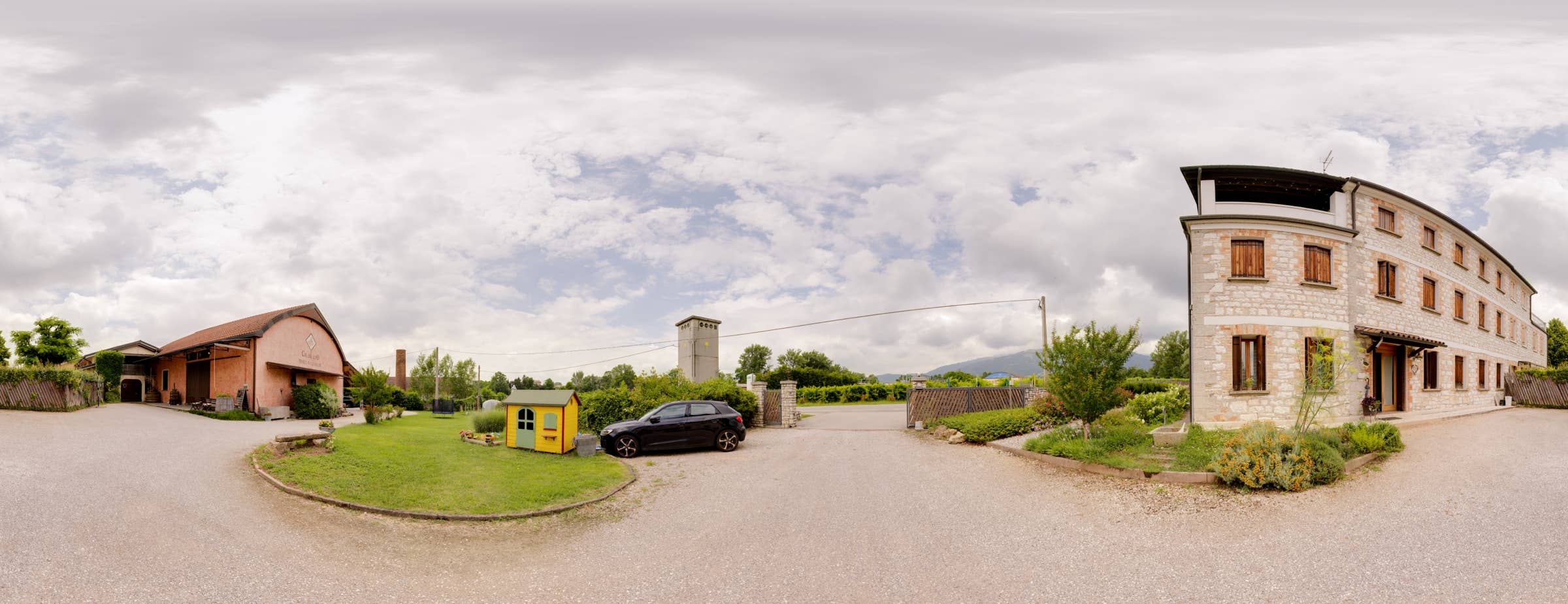 The 360° panoramic image shows the courtyard of the Col del Lupo winery. 
